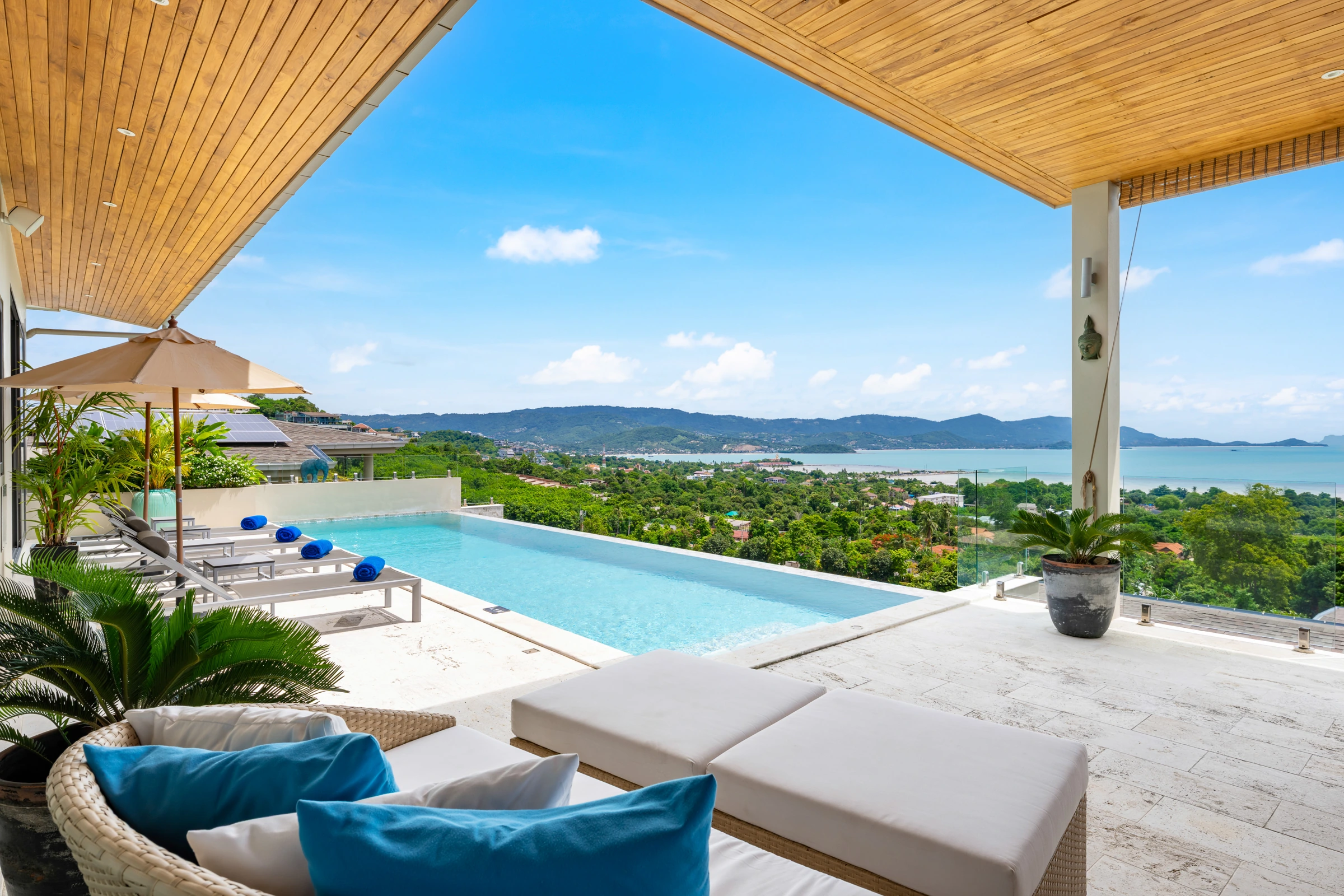 Infinity pool and sea at Villa Parichart